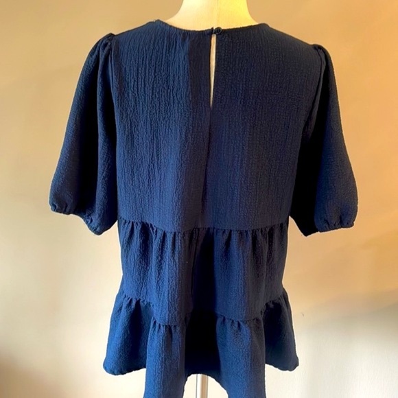 Navy blue tiered ruffled blouse textured stretch 1/2 sleeve crew round neck Med - Picture 12 of 12